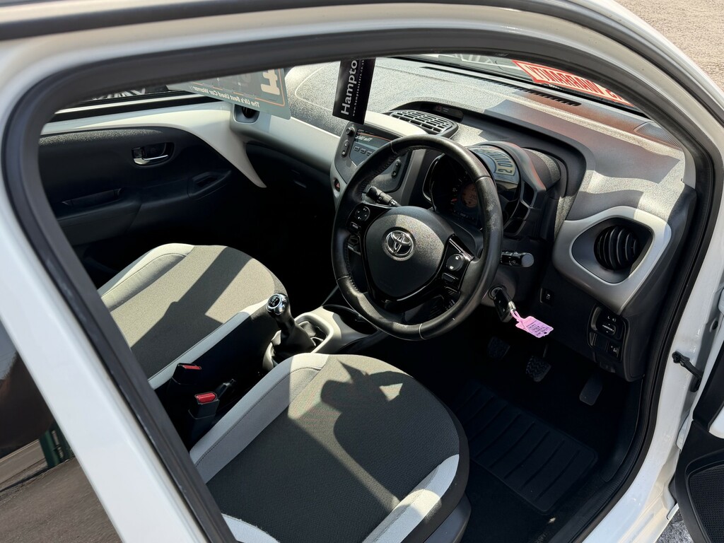 Toyota Aygo 1.0 Vvt-i X-play WG66NKR White