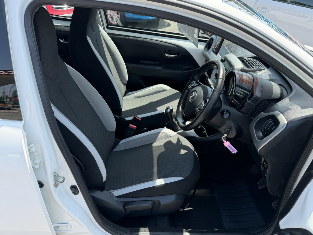 Toyota Aygo 1.0 Vvt-i X-play WG66NKR White #6