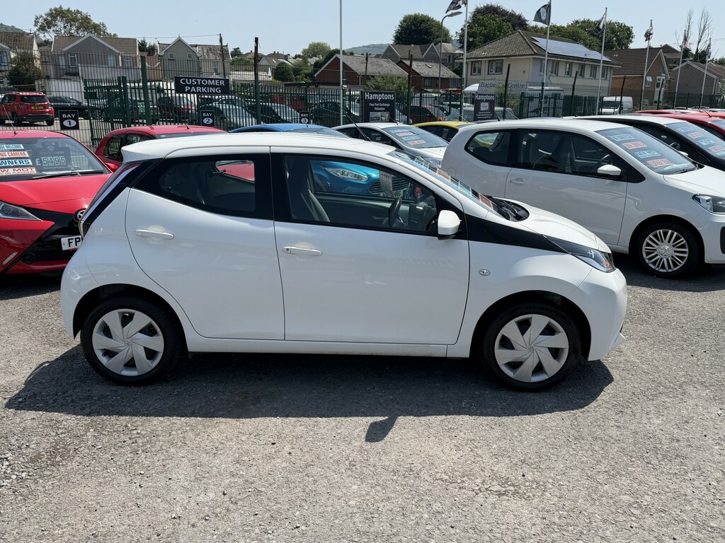 Toyota Aygo 1.0 Vvt-i X-play WG66NKR White #3