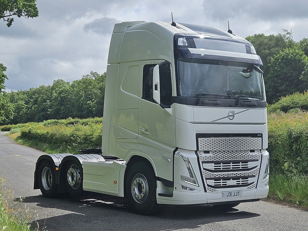 Volvo  B3 Plus Mild Hyb, Darklow Road Tax, 360C Grey #1