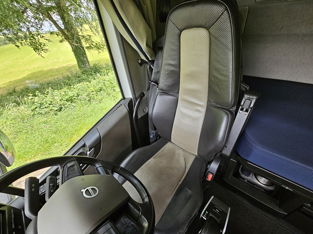 Volvo  B3 Plus Mild Hyb, Darklow Road Tax, 360C Grey #8