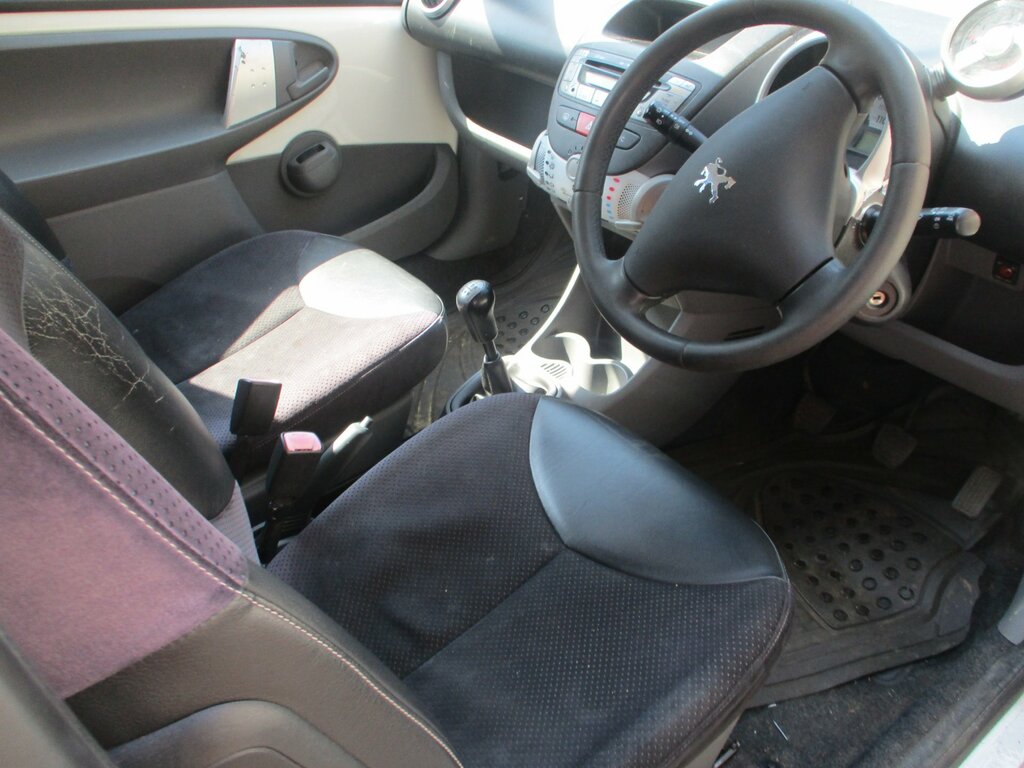 Peugeot 107 1.0 12V Allure Hatchback Euro 4 White #4