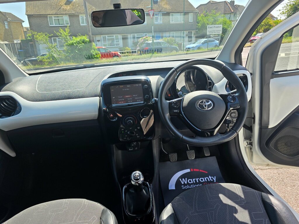 Toyota Aygo 1.0 Vvt-i X-pression Hatchback E White #2