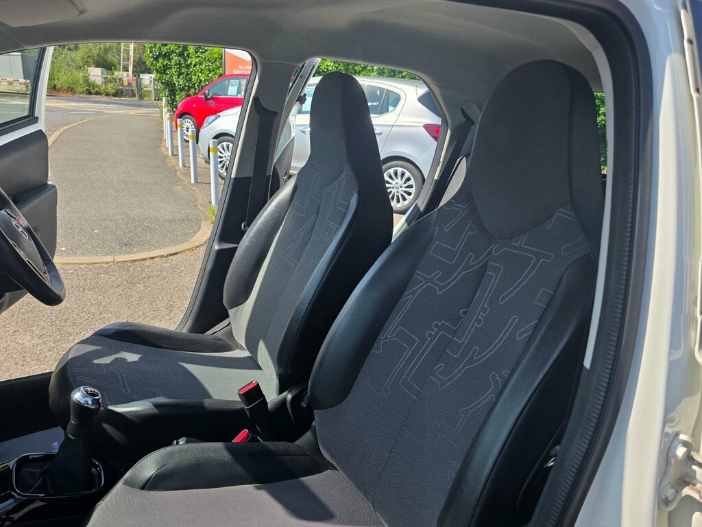Toyota Aygo 1.0 Vvt-i X-pression Hatchback E White #4