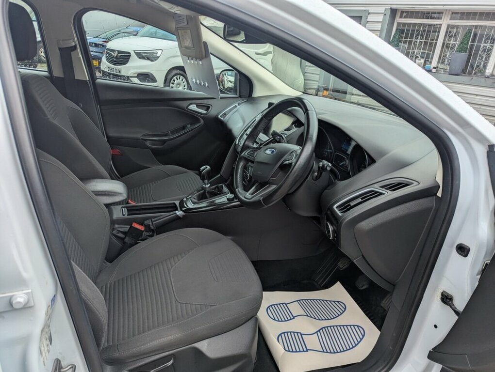 Ford Focus 1L Titanium White #4