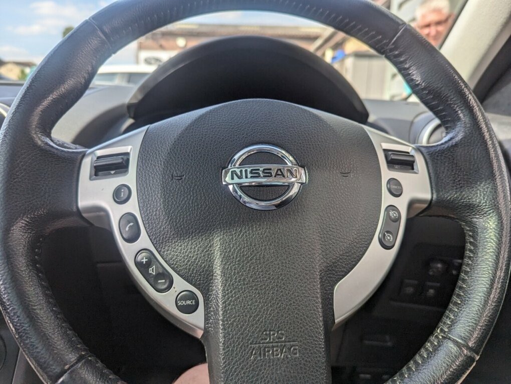 Nissan Qashqai 1.6L Tekna Is Red #3