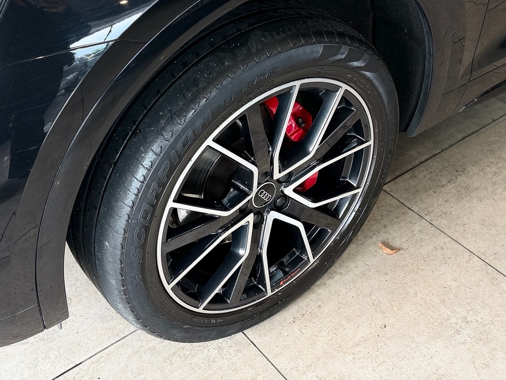 Audi Q5 2.0 Tdi 40 Edition 1 Sportback S Tronic Black #4