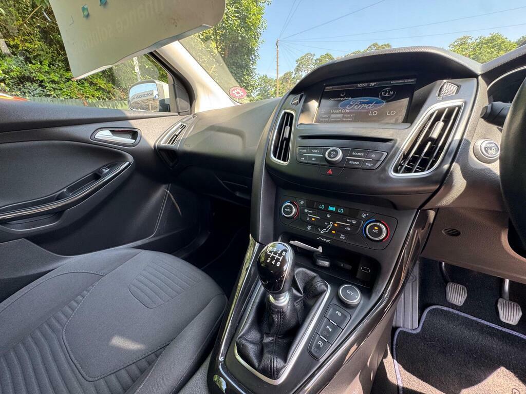 Ford Focus Ecoboost Titanium Navigator Estate White #28