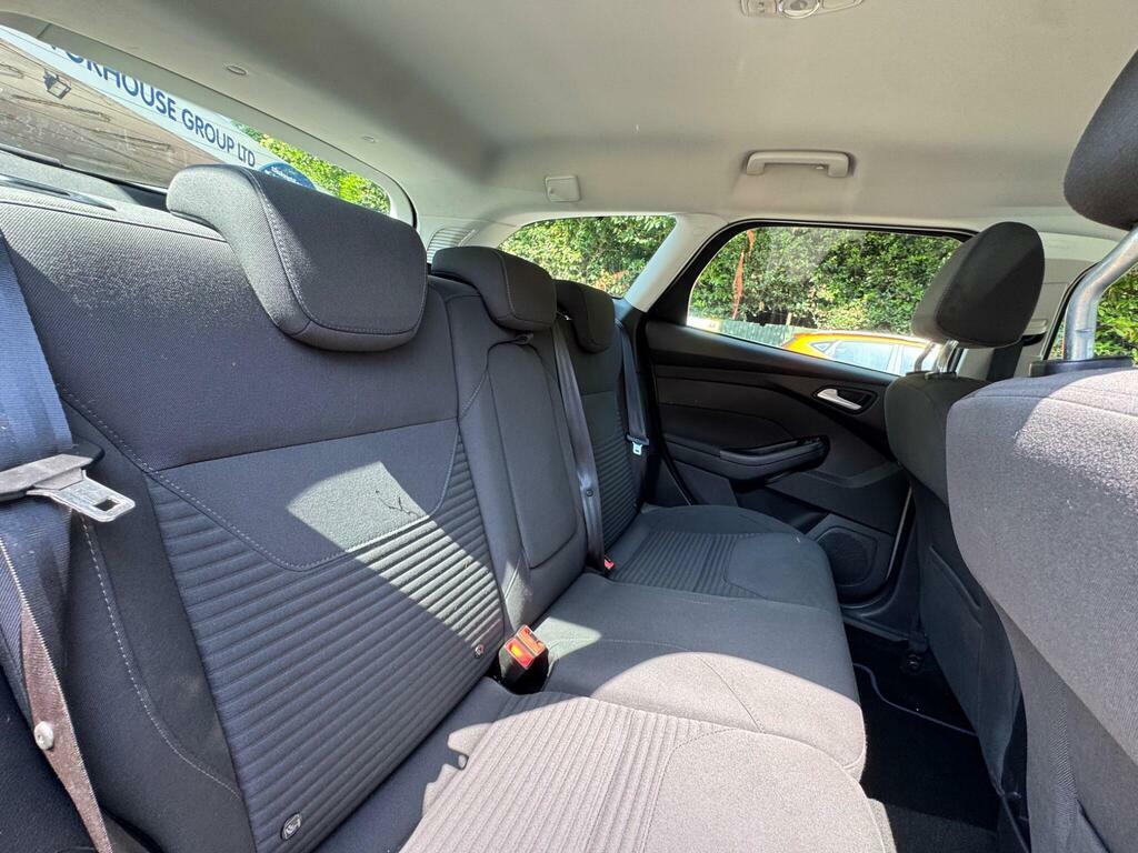 Ford Focus Ecoboost Titanium Navigator Estate White #26