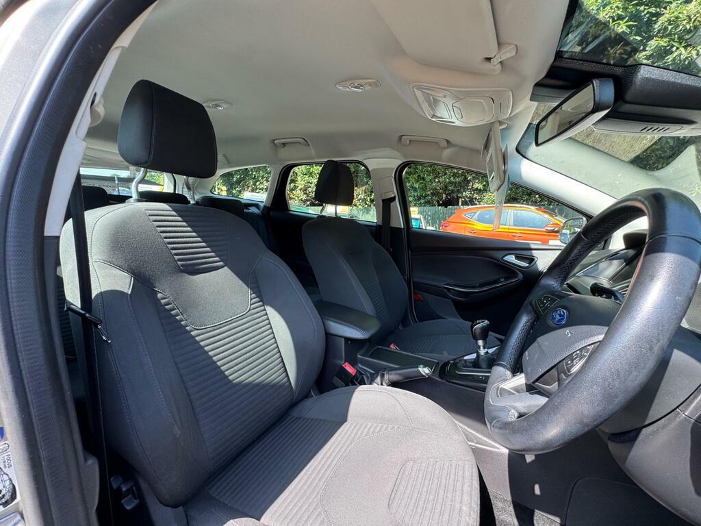 Ford Focus Ecoboost Titanium Navigator Estate White #25