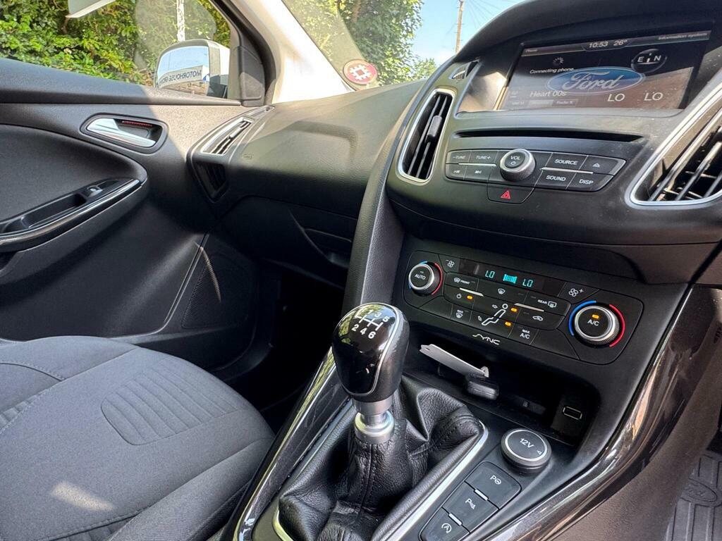 Ford Focus Ecoboost Titanium Navigator Estate White #31