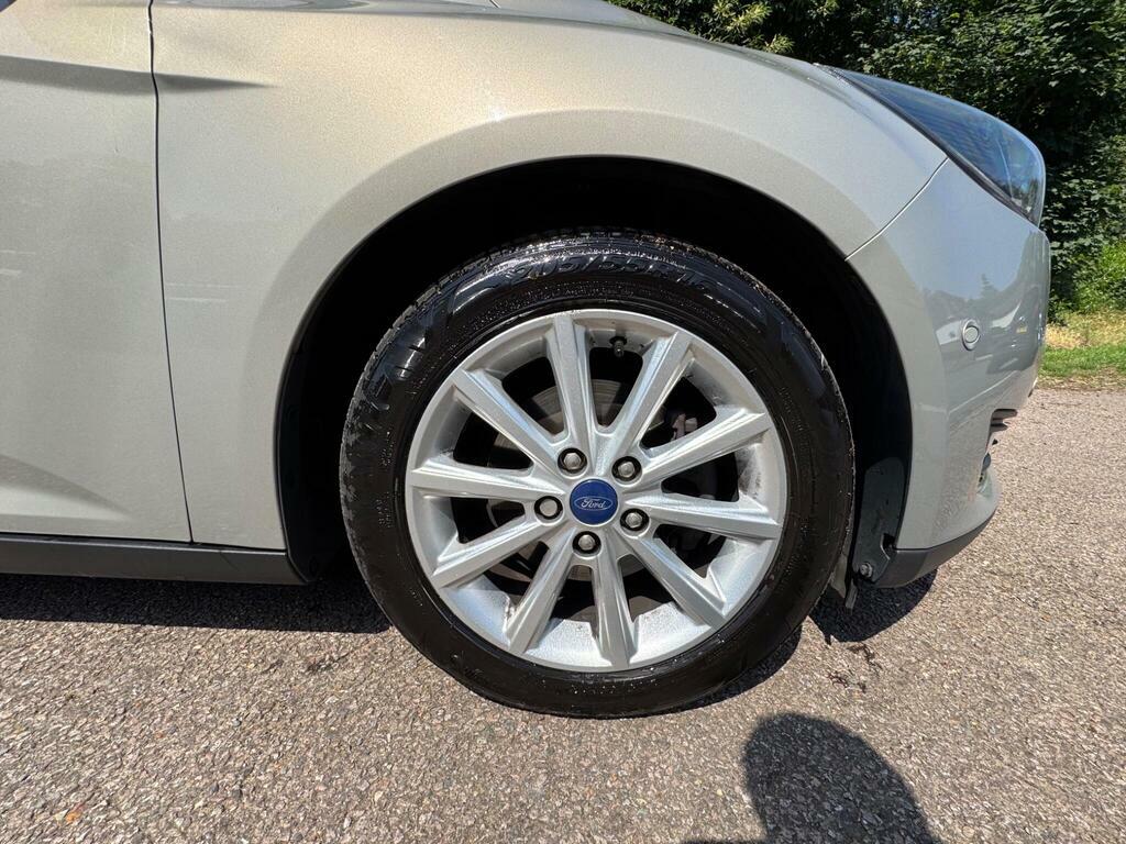 Ford Focus Ecoboost Titanium Navigator Estate White #12