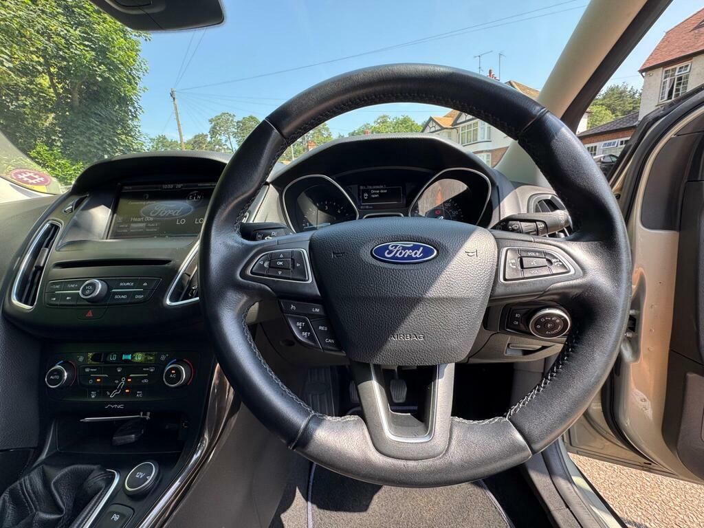Ford Focus Ecoboost Titanium Navigator Estate White #27