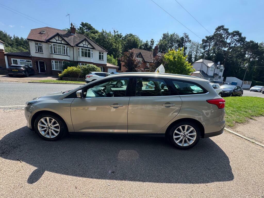 Ford Focus Ecoboost Titanium Navigator Estate White #7