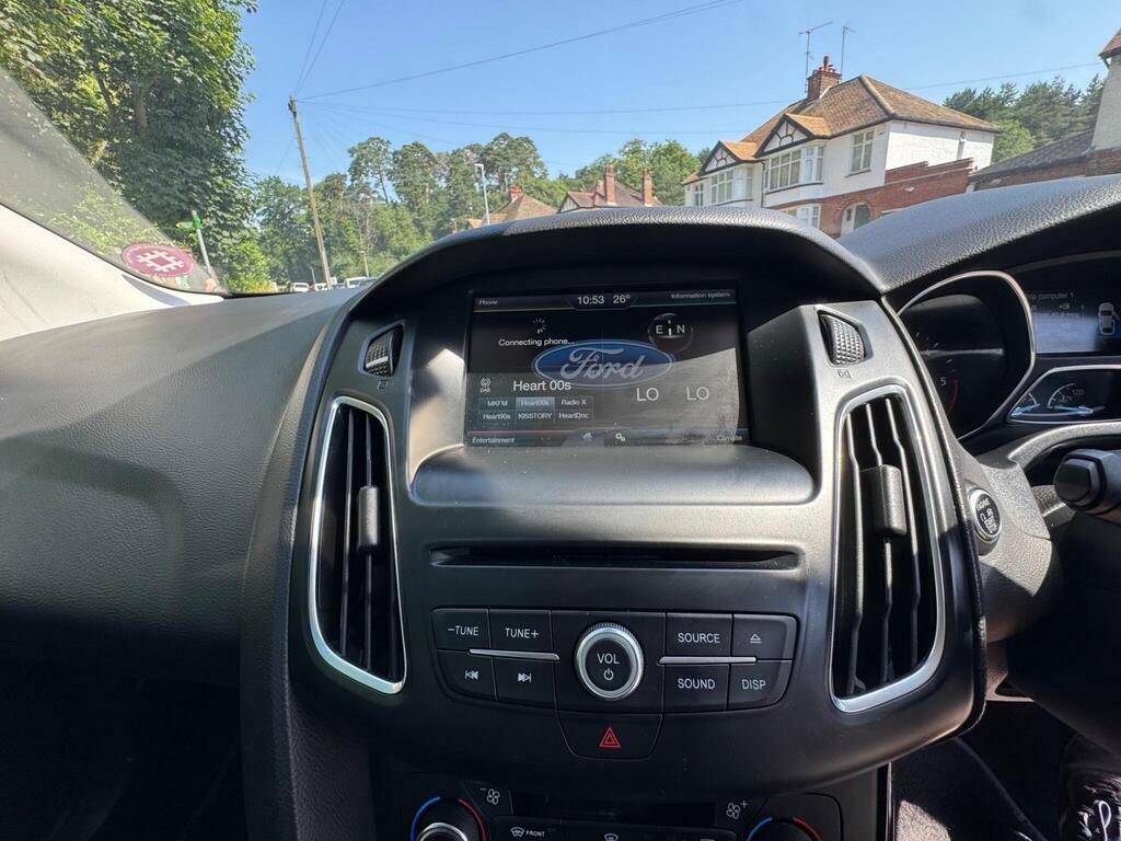 Ford Focus Ecoboost Titanium Navigator Estate White #29