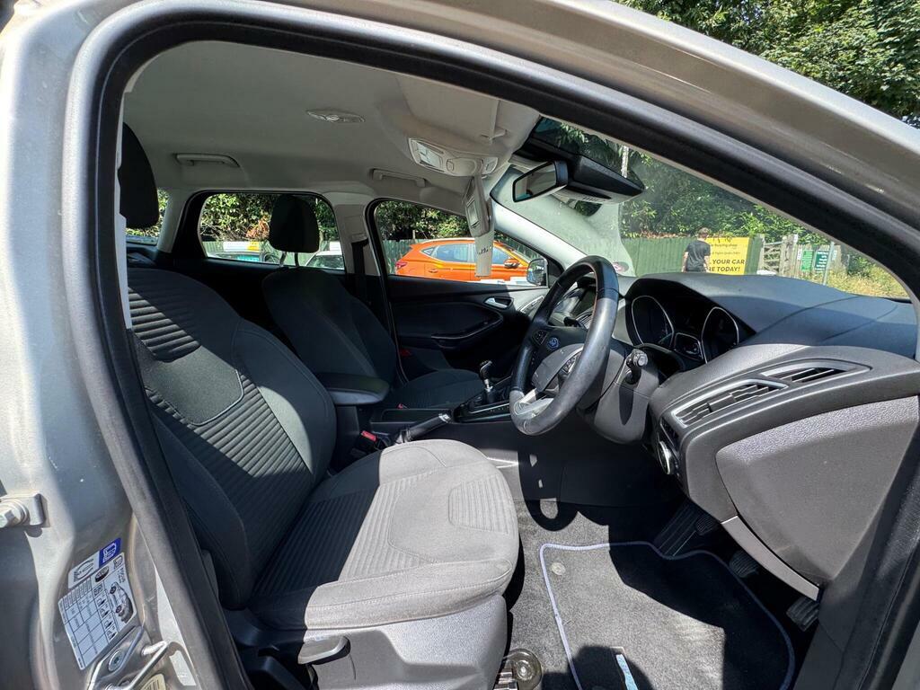 Ford Focus Ecoboost Titanium Navigator Estate White #24