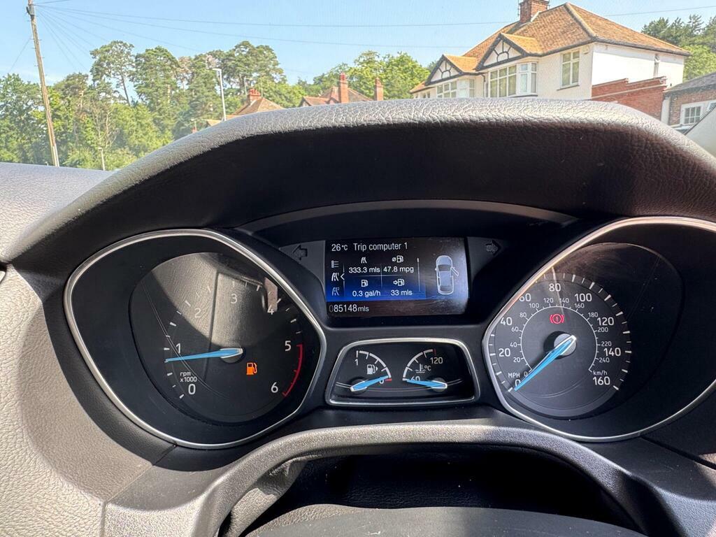 Ford Focus Ecoboost Titanium Navigator Estate White #32