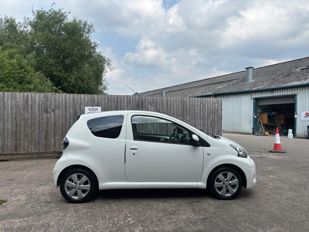 Toyota Aygo Fire White #2
