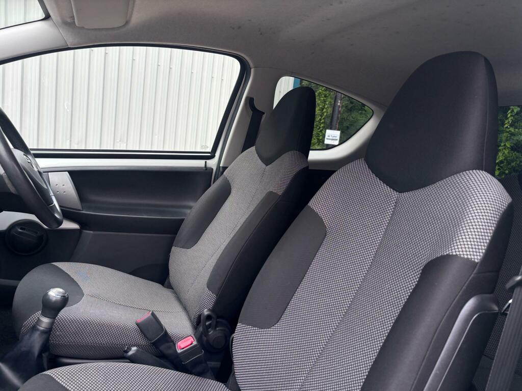 Toyota Aygo Fire White #4