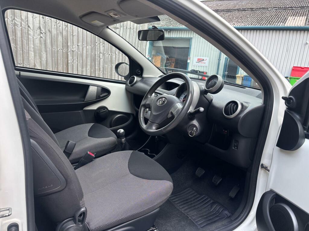 Toyota Aygo Fire White #3