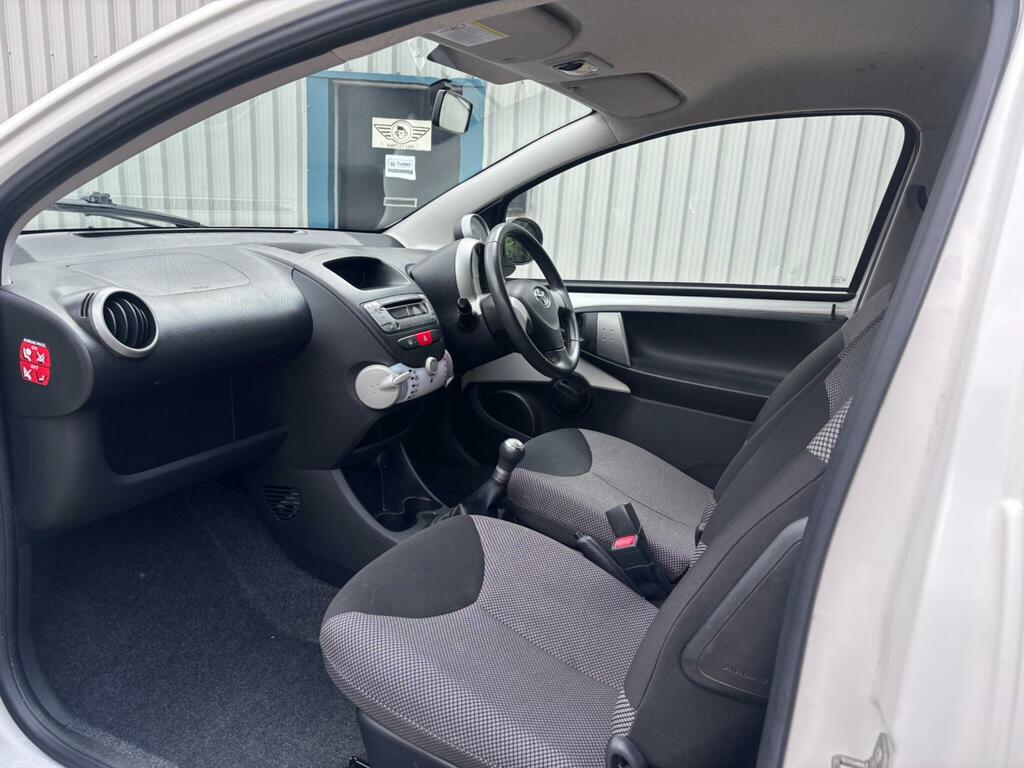 Toyota Aygo Fire White #5