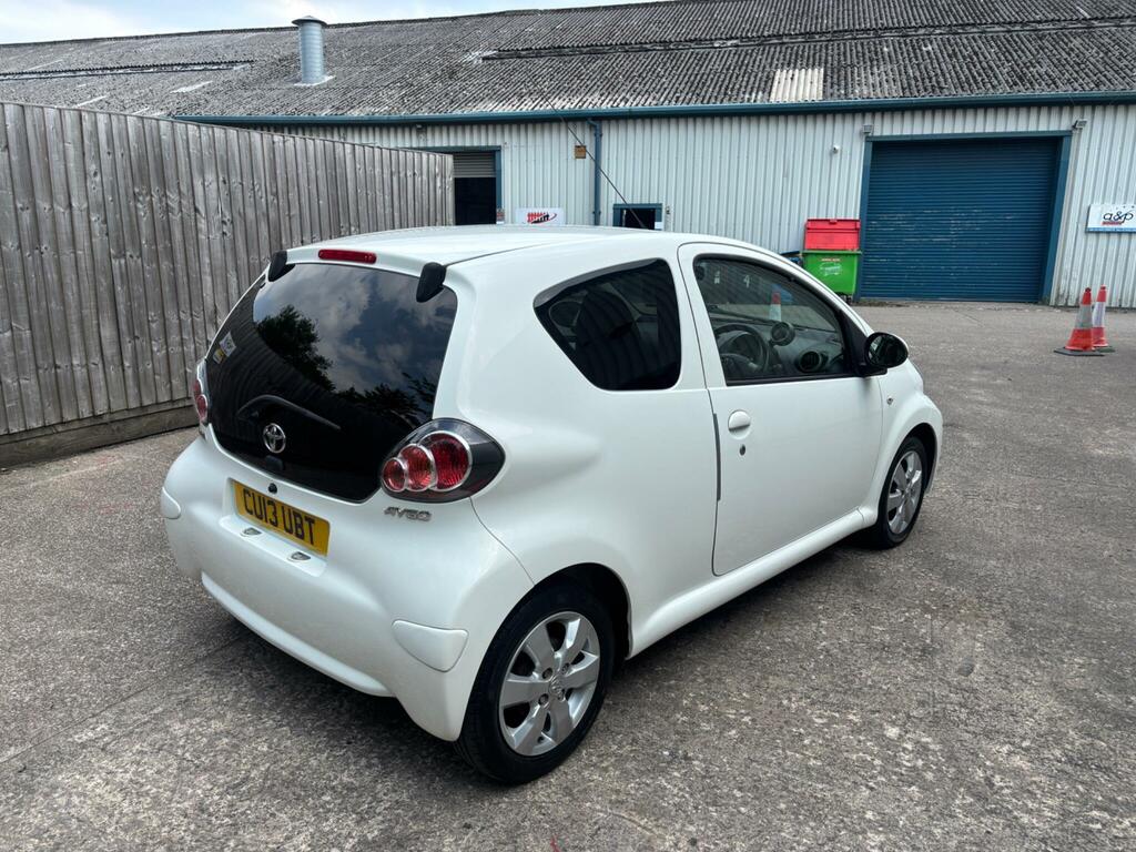 Toyota Aygo Fire White #6