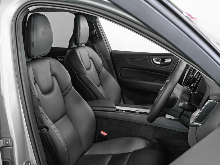 Volvo XC60 2.0 B4p Plus Dark Geartronic Silver #3