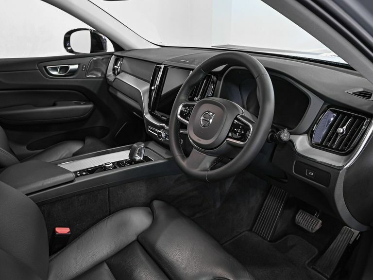 Volvo XC60 2.0 B4p Plus Dark Geartronic Silver #2