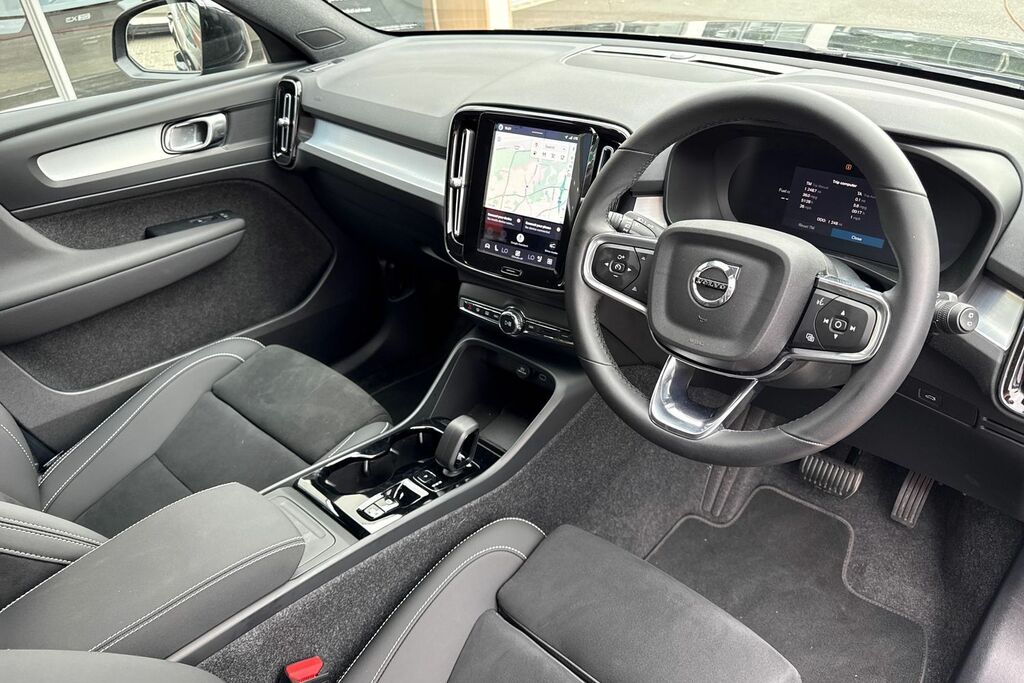 Volvo XC40 Plus Black #6