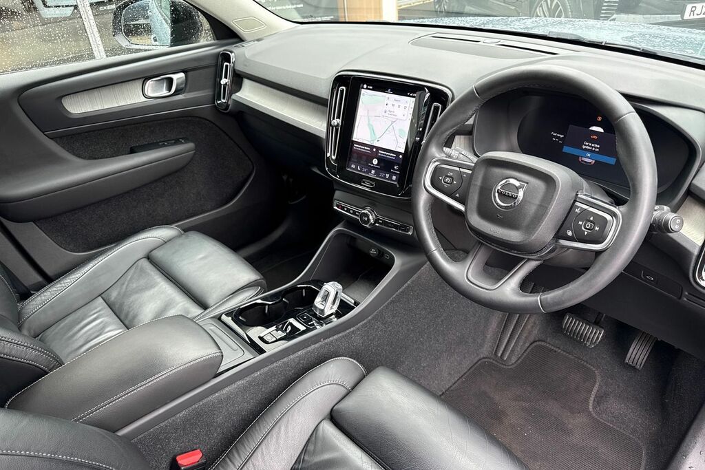 Volvo XC40 Plus Black #6