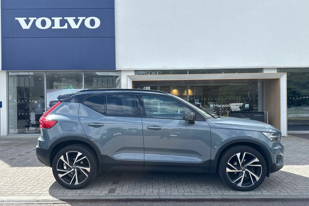 Volvo XC40 R Design Pro Black #2