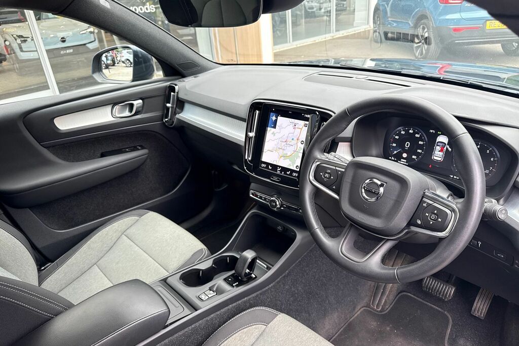Volvo XC40 Momentum Blue #6