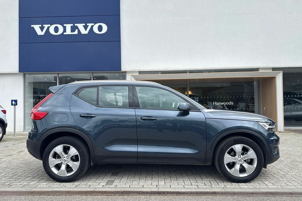 Volvo XC40 Momentum Blue #2