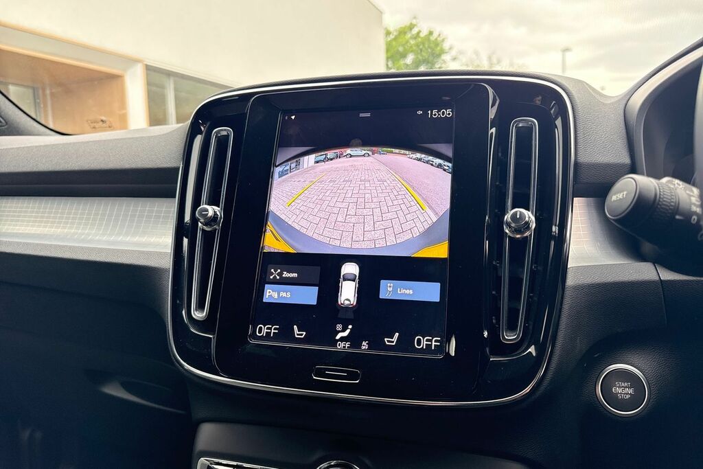 Volvo XC40 Momentum Blue #4