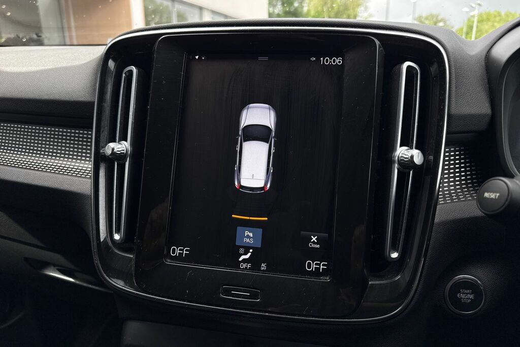 Volvo XC40 R Design Black #4