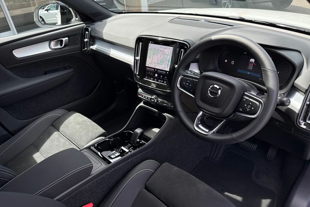 Volvo XC40 Plus Black #6
