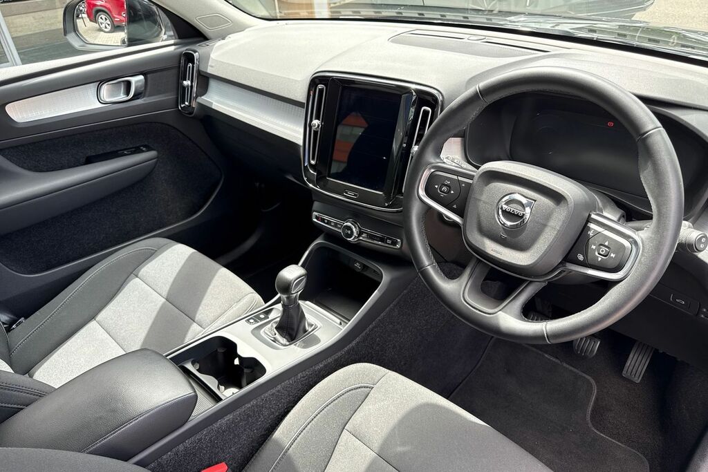 Volvo XC40 Momentum Black #6