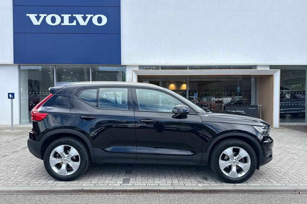 Volvo XC40 Momentum Black #2