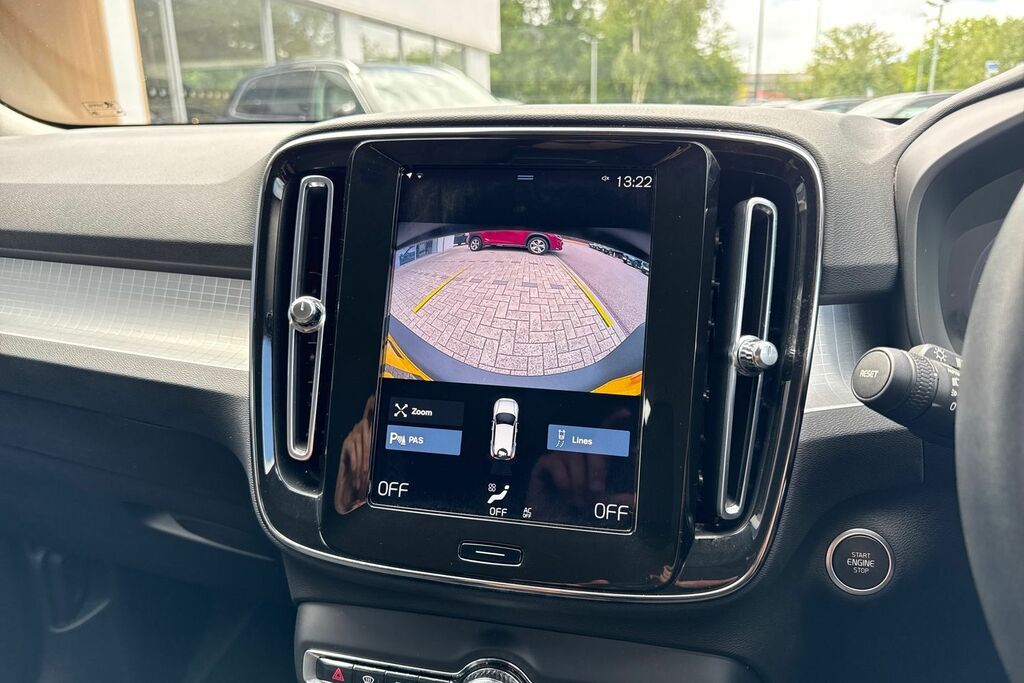 Volvo XC40 Momentum Black #4
