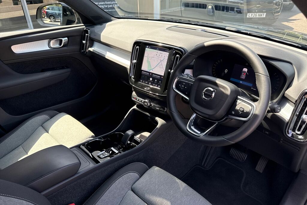 Volvo XC40 Plus Black #6