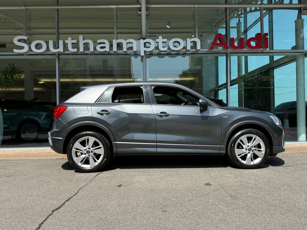 Audi Q2 S Line Black #2