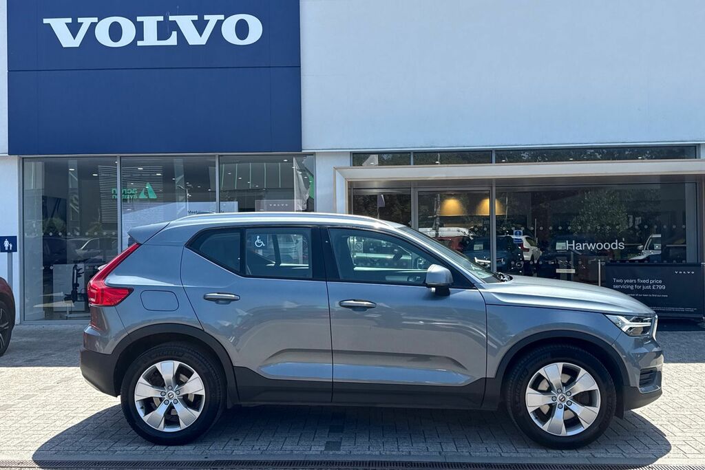 Volvo XC40 Momentum Black #2
