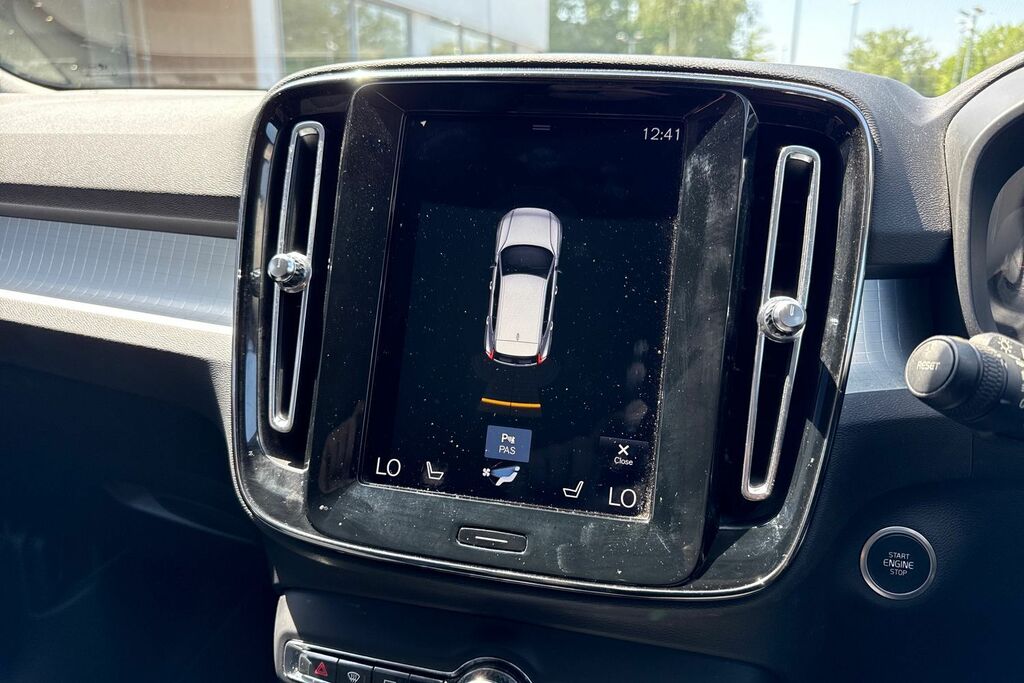 Volvo XC40 Momentum Black #4