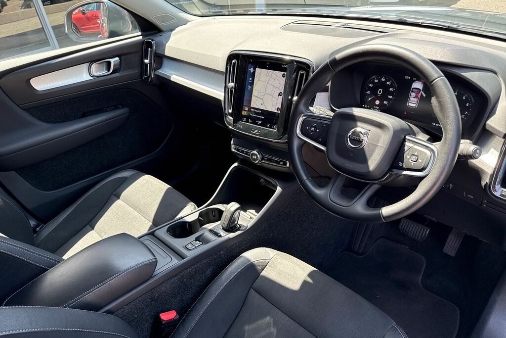 Volvo XC40 Momentum Black #6