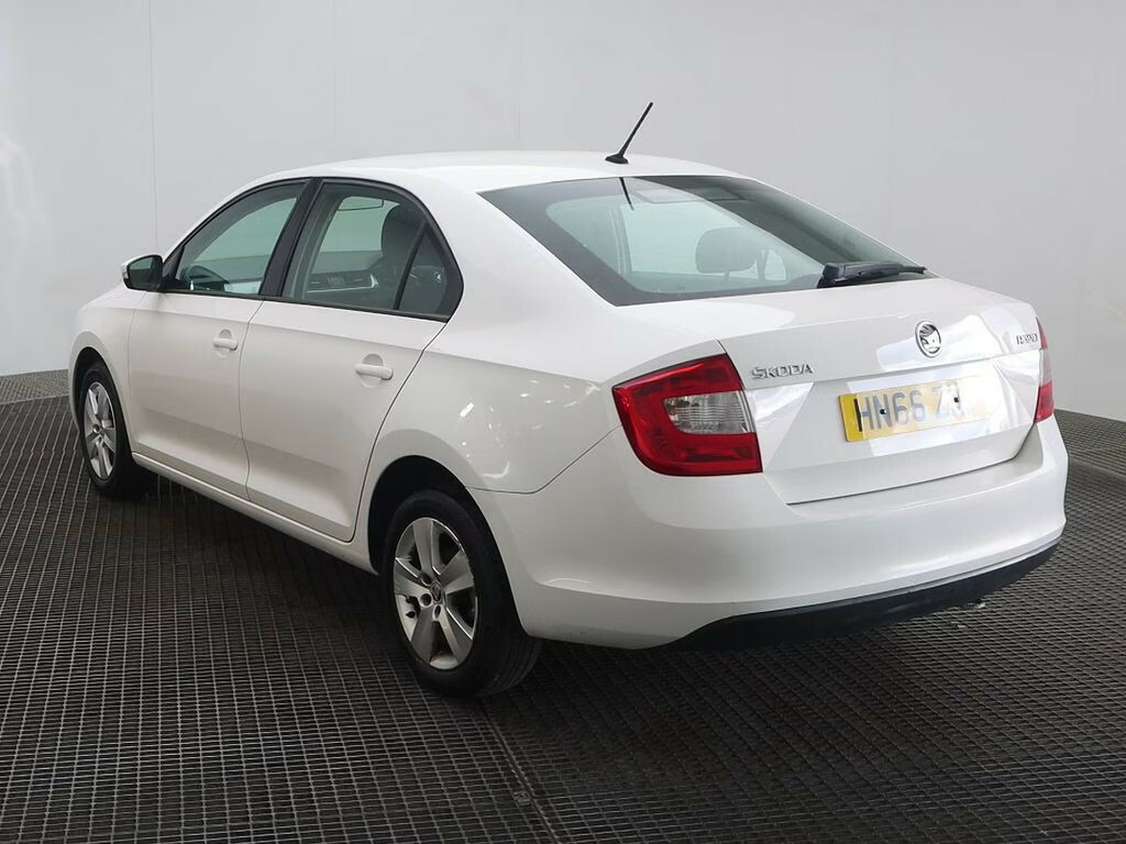 Skoda Rapid 1.6 Tdi Cr 115 Se Hatchback White #4