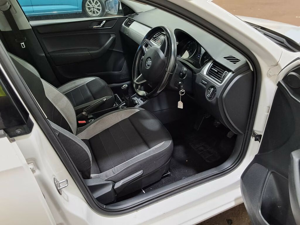 Skoda Rapid 1.6 Tdi Cr 115 Se Hatchback White #5