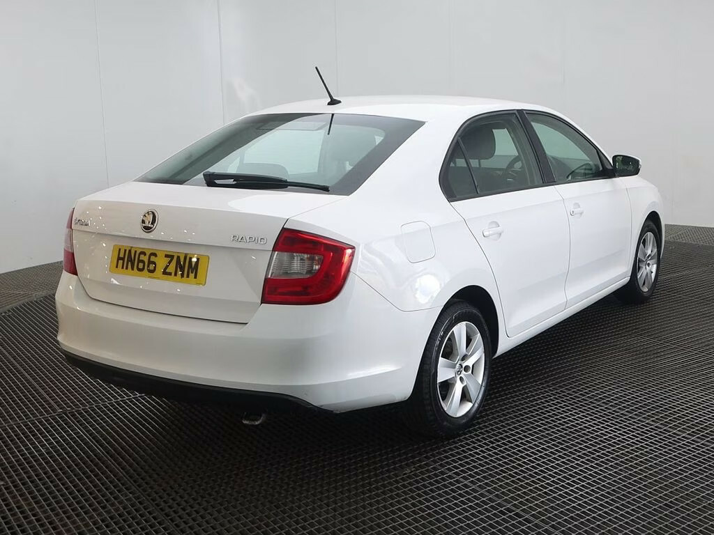 Skoda Rapid 1.6 Tdi Cr 115 Se Hatchback White #3