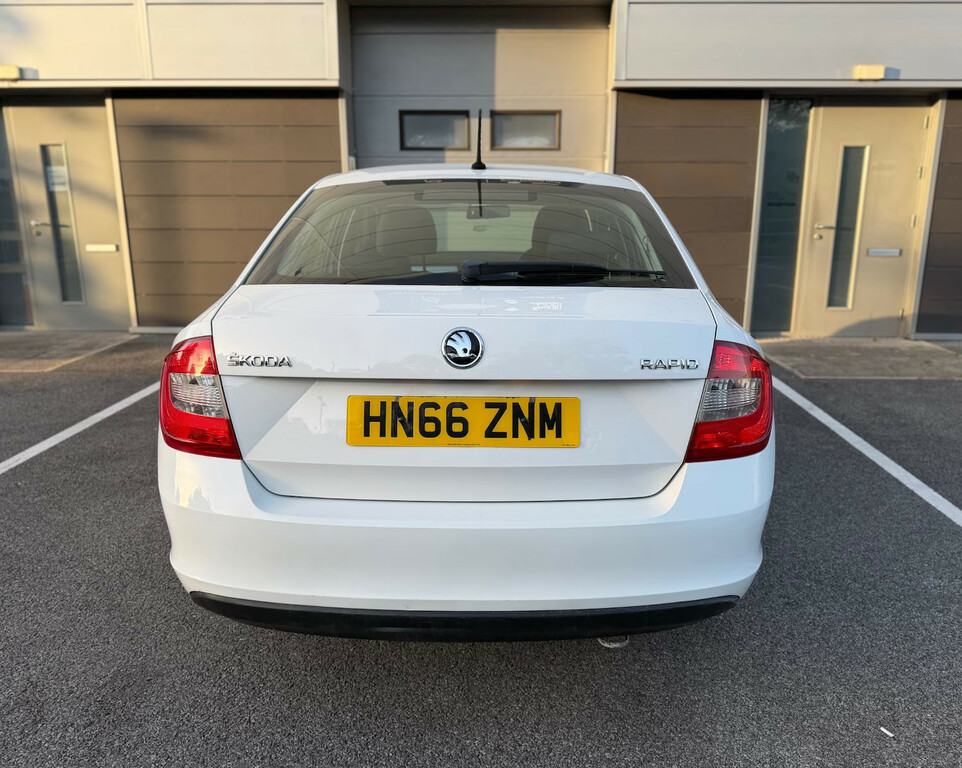 Skoda Rapid 1.6 Tdi Cr 115 Se Hatchback White #6