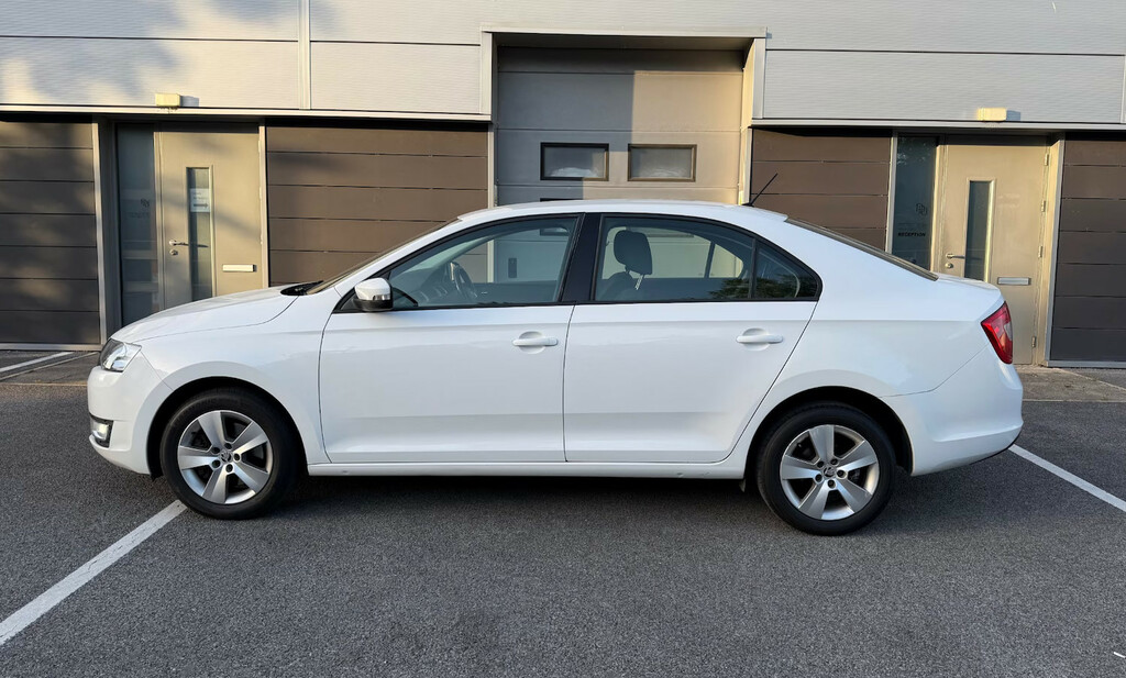 Skoda Rapid 1.6 Tdi Cr 115 Se Hatchback White #4