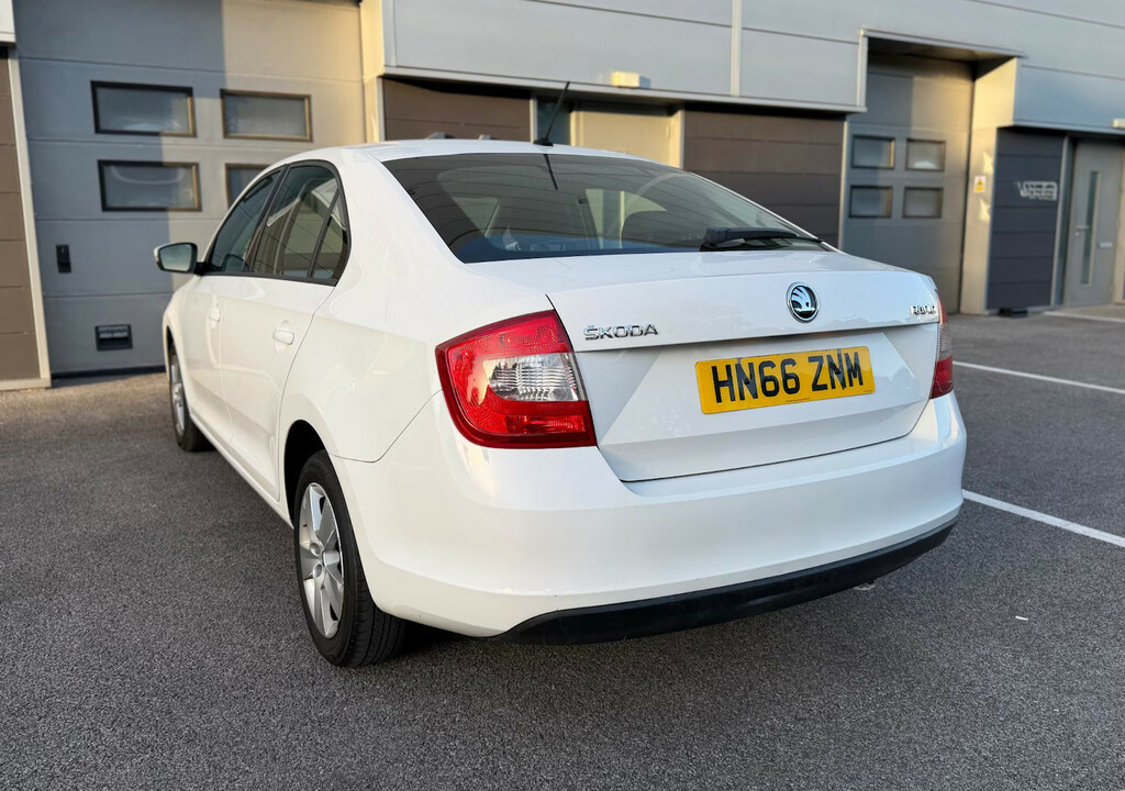 Skoda Rapid 1.6 Tdi Cr 115 Se Hatchback White #5
